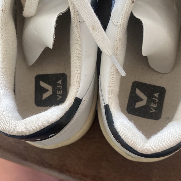Veja Sneakers - Picture 6 of 7
